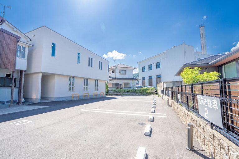隣接駐車場