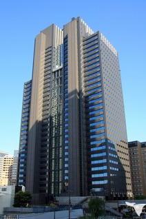 新宿高層ビル内にあります