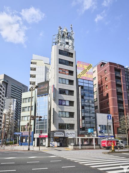地下鉄駅の出口が目の前