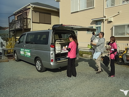 施設到着　荷下ろし中