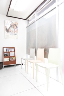 白で統一された待合室