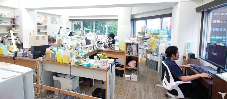 ラボは明るい雰囲気です
