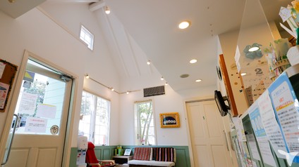 天井の高い開放的な待合室