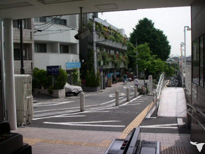 駅の改札から見た当院です