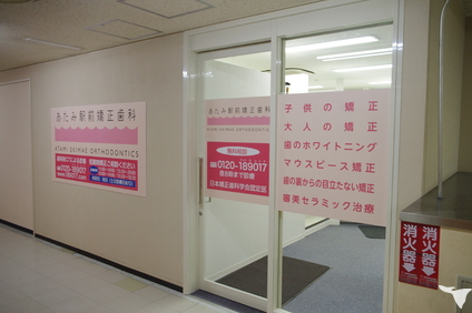 上りエスカレーターすぐ横