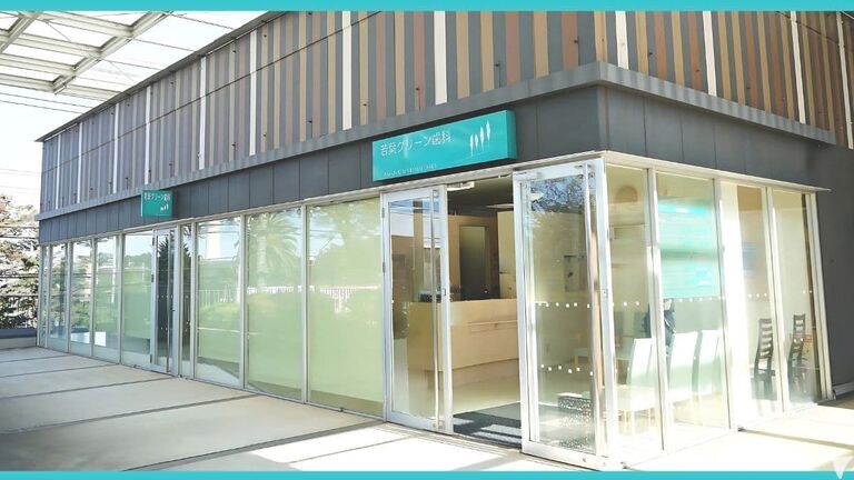 ガラス張りの明るい受付