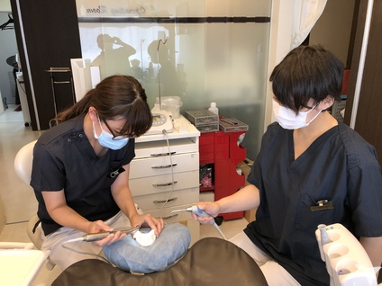 歯科医師同士の練習風景