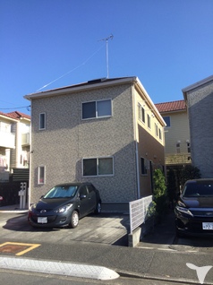 社宅の外観と社用車