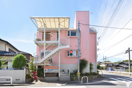小学校の前にあります