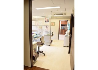 白を基調の明るい診療室