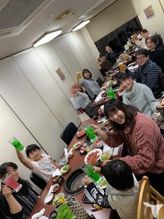 忘年会では恒例の焼肉！