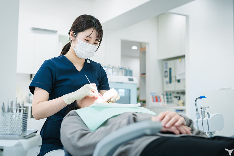 口腔内の矯正装置を確認