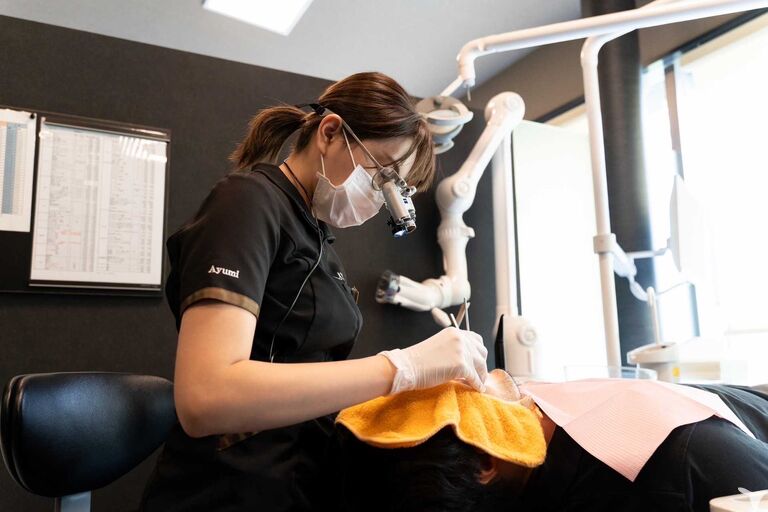 DHも拡大鏡を使用します