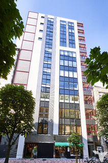 このビルの４階です