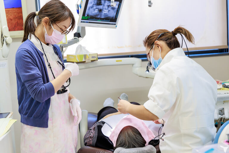 女性歯科医師勤務中
