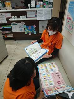 保育士と受付のひとコマ