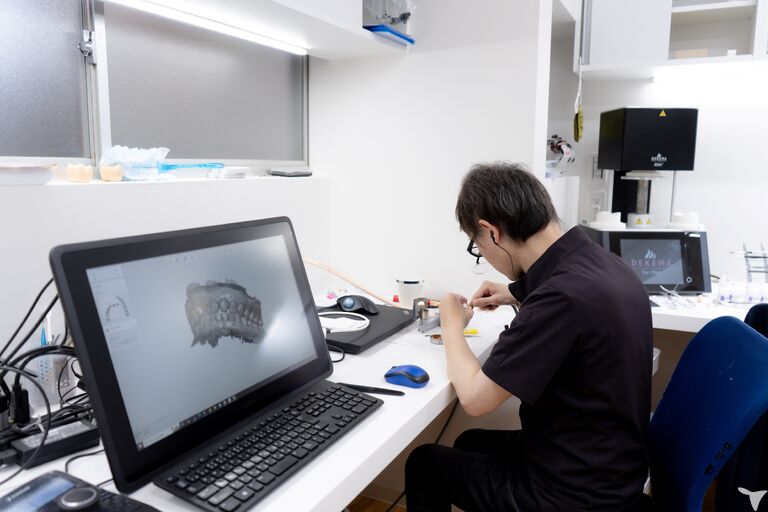 クリニック内に技工所あり