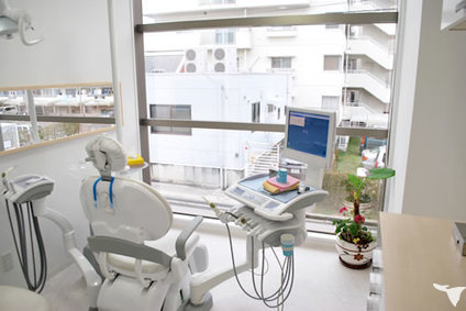 明るく開放的な診療室