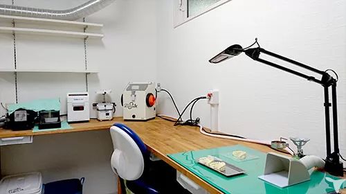院内外に技工所あり