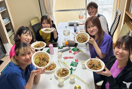 医局で仲良く食事会