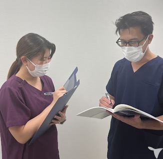 歯科医師と打ち合わせ中