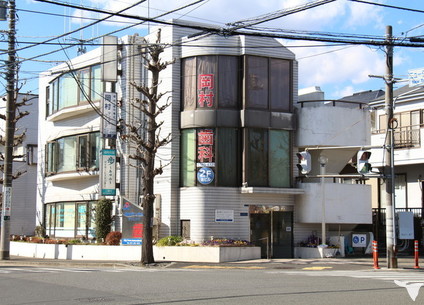 住宅地の中の白いビル