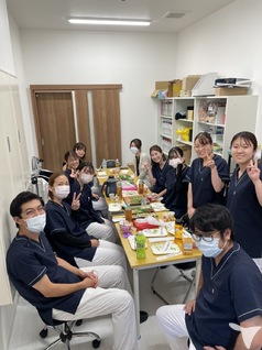 賑やかに働きましょう