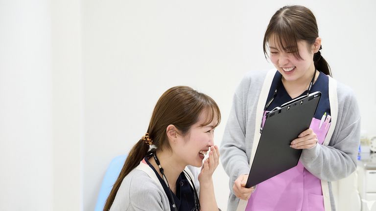 笑顔で迎える受付