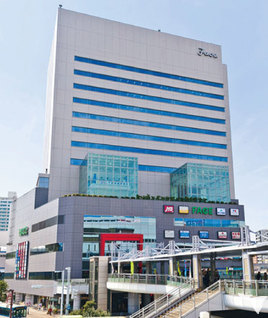 駅前のビル内にあります