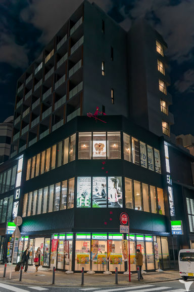 夜の外観