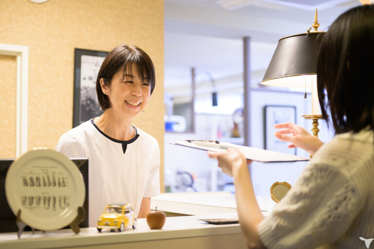 受付では笑顔で