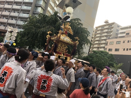病院の前でお祭りです。