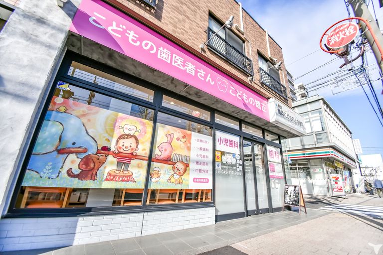 前は小学校、隣はコンビニ
