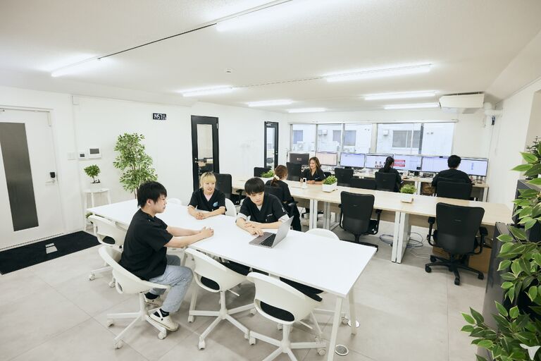 オフィスで働く