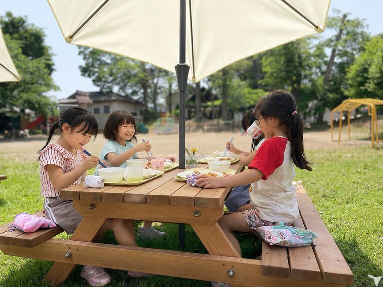 ウッドテーブルでランチ