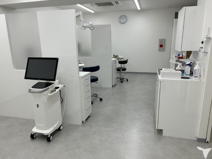 明るいシンプルな院内