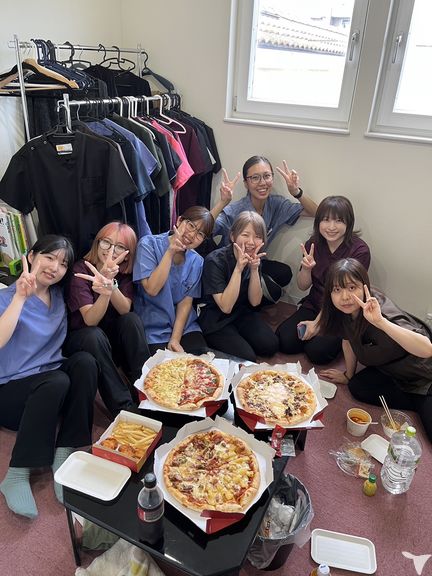 お昼にピザパ