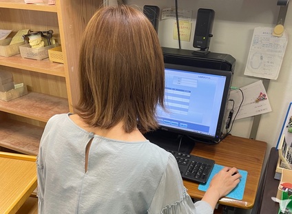 女性スタッフ