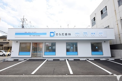 十間通り沿いにあります
