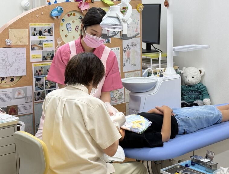 診療介助する衛生士