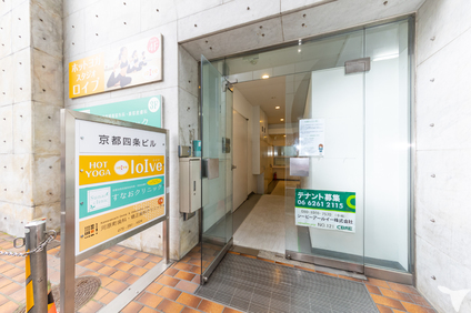 ビルの入り口です