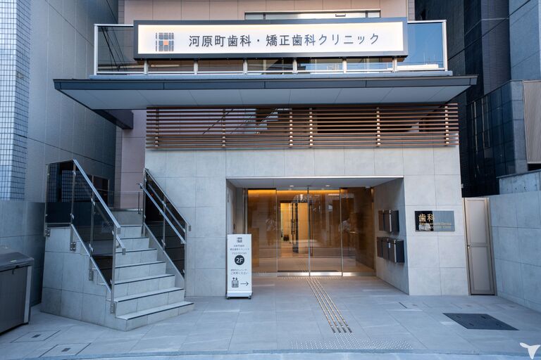 ビルの入り口です