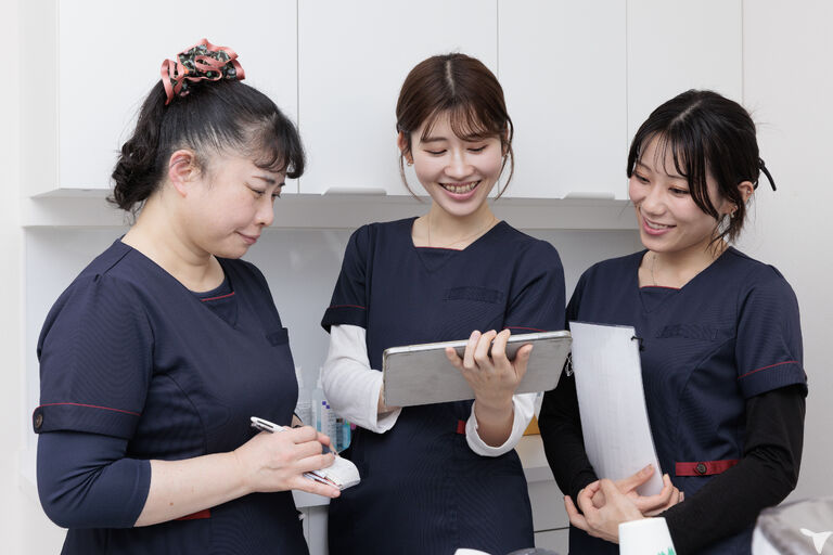 スタッフ同士で相談中