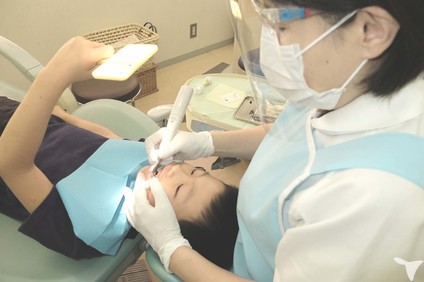 子どもとふれ合う