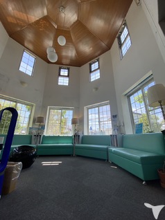 天井の高い待合室