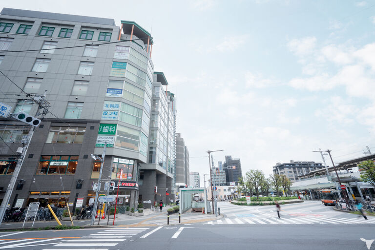 駅前ロータリーすぐの場所