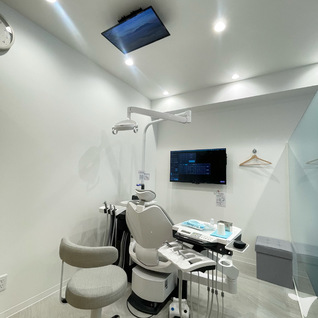 全チェア天井モニターつき