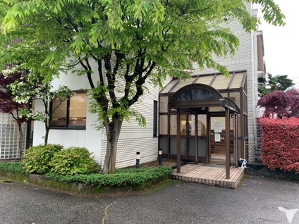 緑に囲まれた入口風景