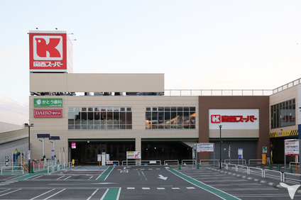 スーパーの2階にあります