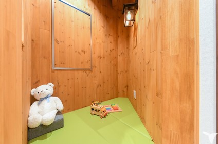 山小屋風のキッズコーナー